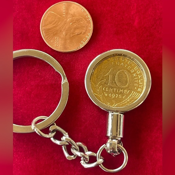 Gorgeous me French golden coin keychain - Picture 3 of 7
